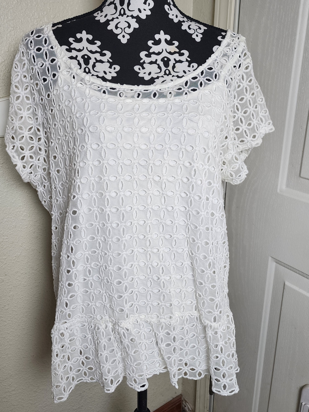 Sky's the Limit White Eyelet Tunic Like New